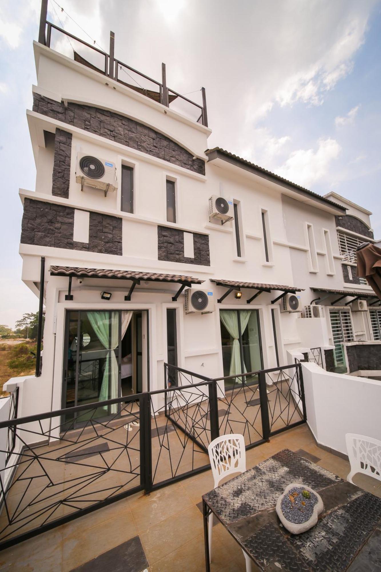 The Best Hotel In Bayan Lepas - The Lov Penang 외부 사진